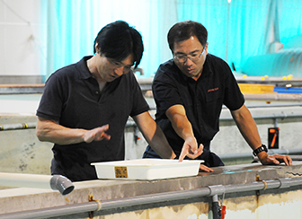 茨城県栽培漁業センター センター長兼魚類科長の山田浩さんと、貝類科長の鶴見祐輔さん