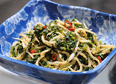 大根の葉とシラウオのごま油炒め