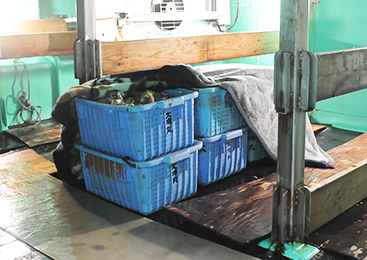 船庫内の様子。後ろのファンから冷風が出ている。