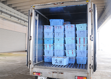 つぶ貝約60かごの積み込み作業完了