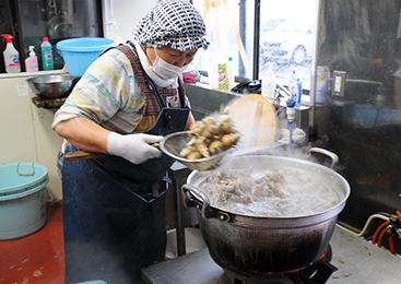 活貝のまま茹でる