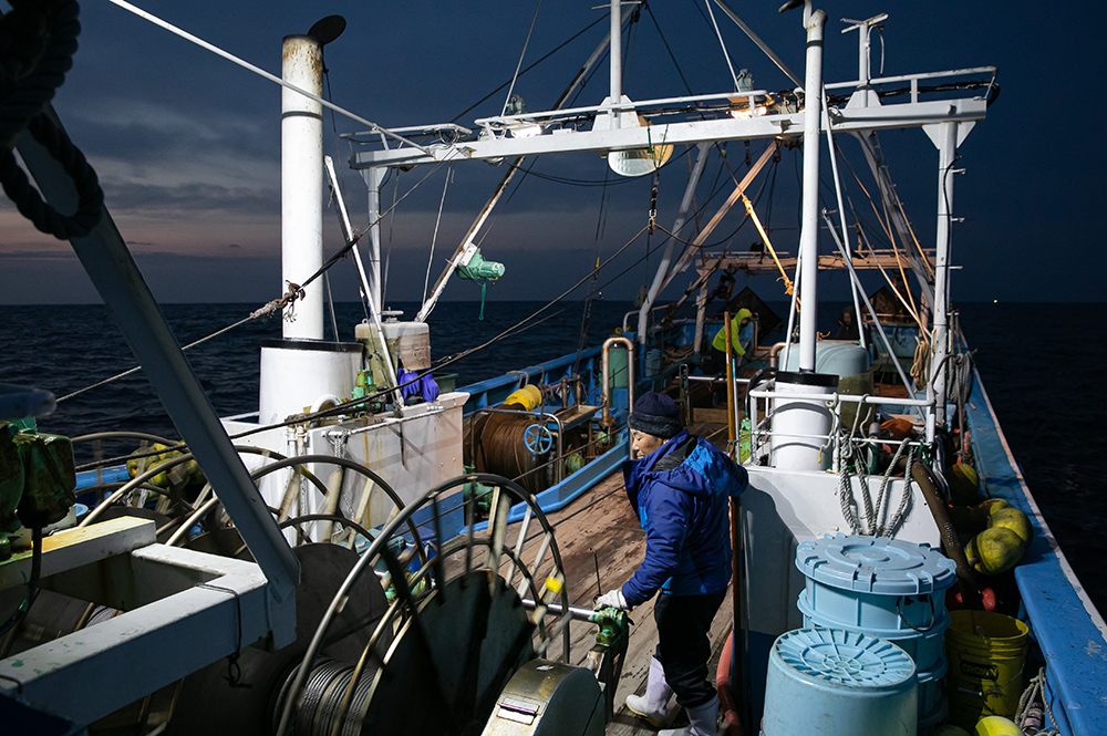 投網(底曳き網を海中に入れる作業)