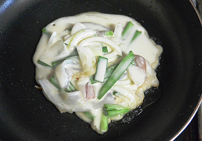 お玉１杯分ずつフライパンで焼きます