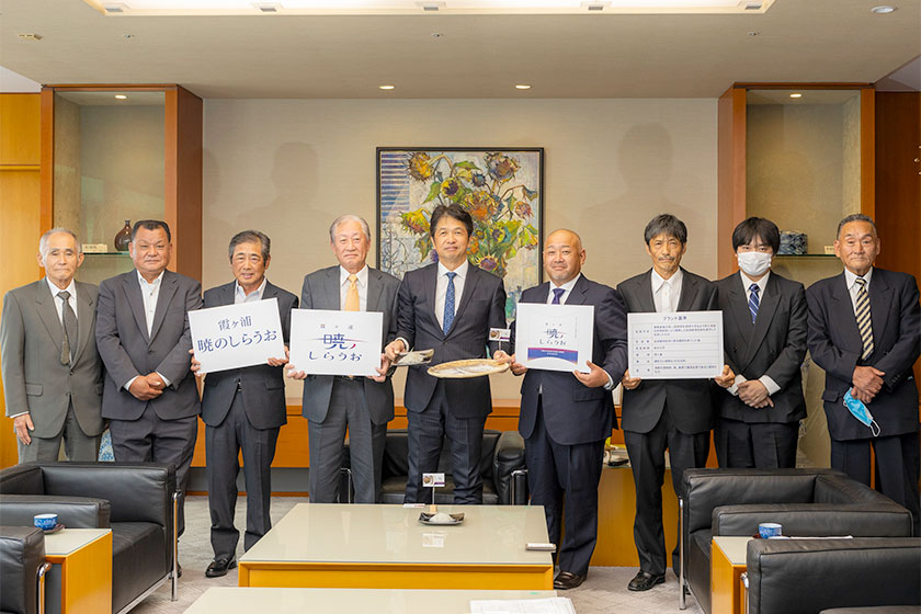 「霞ヶ浦 暁のしらうお」の生産者の皆さんと大井川知事