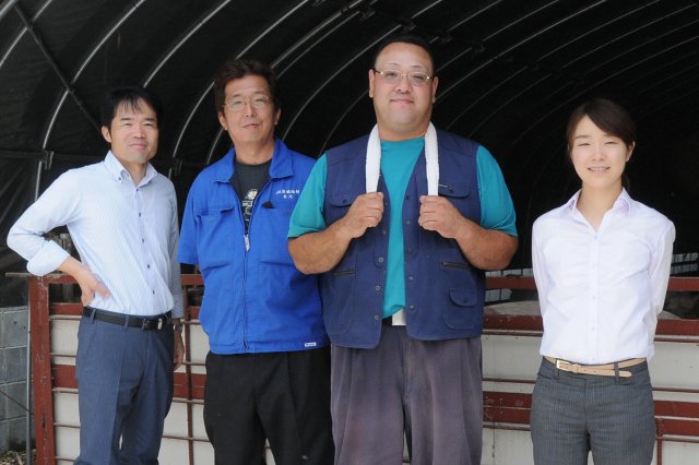 全農いばらき 礒崎さん、JA茨城旭村 米川さん、生産者 磯部宏文さん、飼料会社 鵜原さん