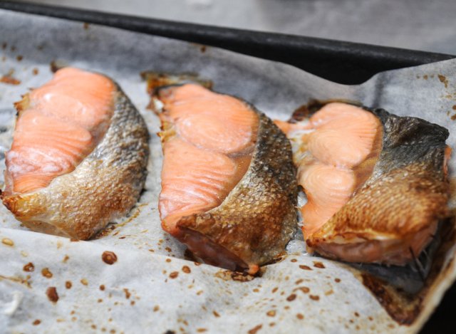 干物屋さんの焼魚　鮭