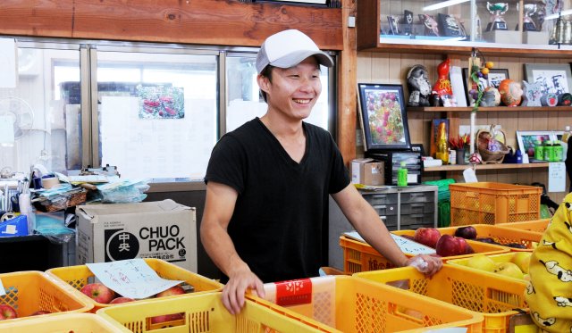 直売所に立つ豊田さん