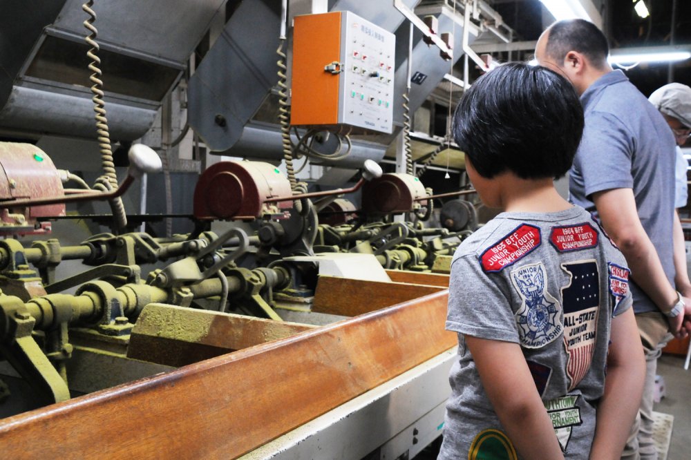 リズミカルに動く機械に見入ります。