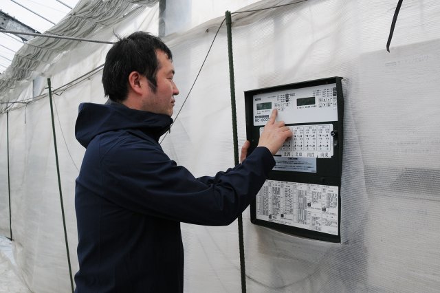 機械をチェックする吉久保さん