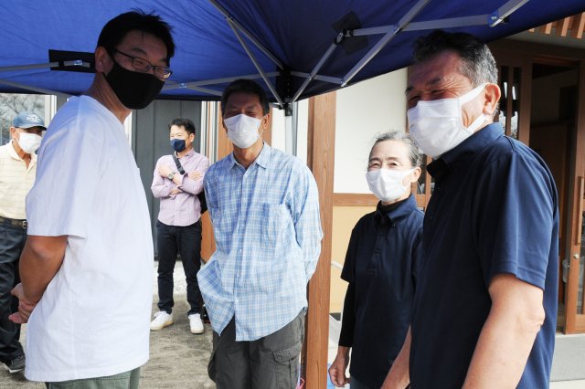 メンバーと会長(右)副会長(右から2番目)