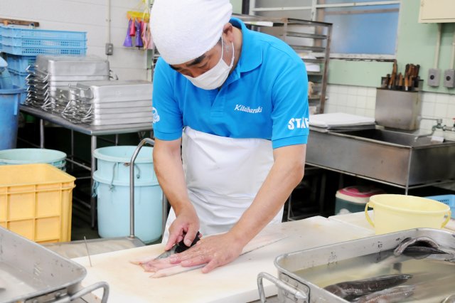 骨も丁寧に処理して捌く