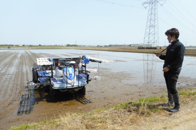 自動運転田植え機を操作する山口さん