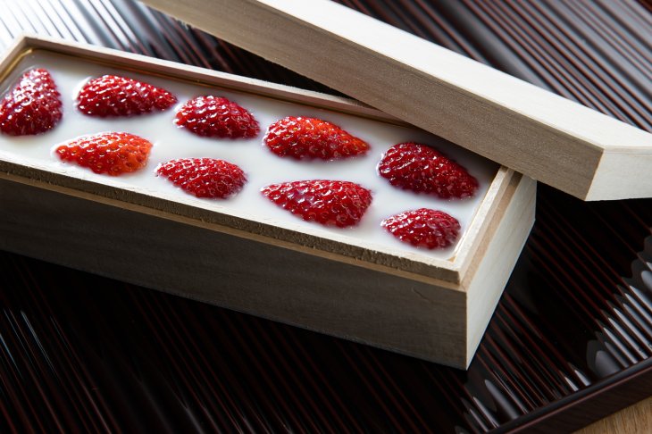 「苺みるく生洋羹」極上のいばらキッスをふんだんに入れ、ひとつひとつ丁寧に手作りした新しい食感の和菓子。