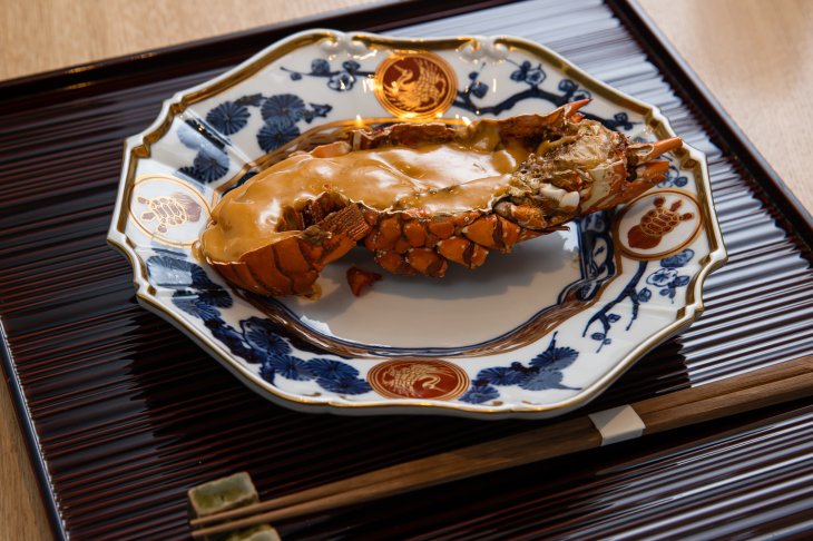 「伊勢海老のうにソースがけ」茨城県沖の伊勢海老を焼き、うにと生クリームを使った一品。時期によりおまかせコースに入る。