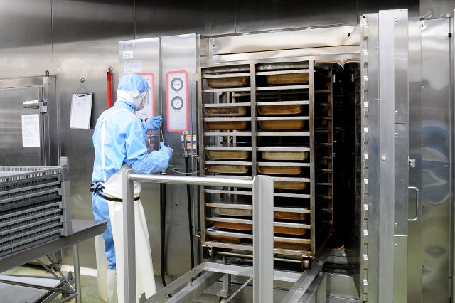 飽和蒸気調理器に入れる様子