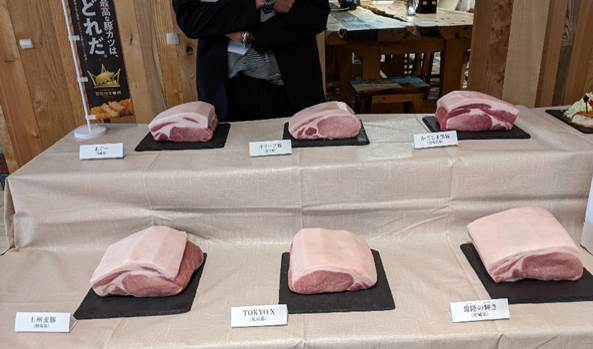 参加産地の豚肉をディスプレイ