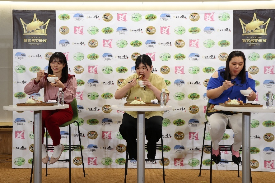 ゲストタレントのぼる塾の3名。右は特別審査員も務めた田辺氏。