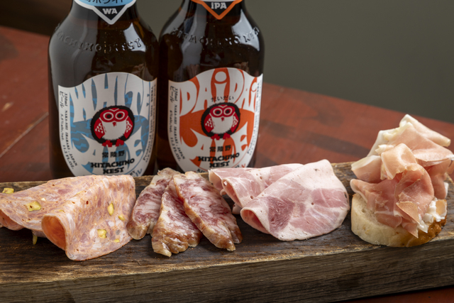  4種の自家製ハムプレートと地ビール「常陸野ネストビール」の相性はバッチリ！