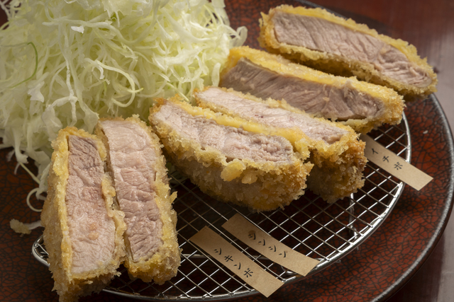 一番人気のメニュー「希少部位かつ食べ比べ 3種盛り合わせ」