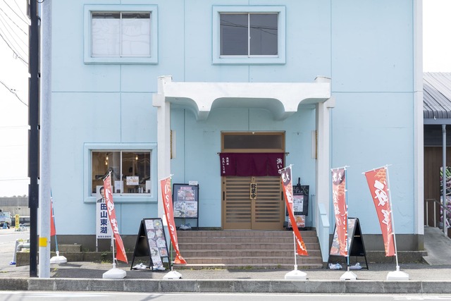 お店は大洗漁港前の交差点角。車は漁港駐車場利用がお勧めです。