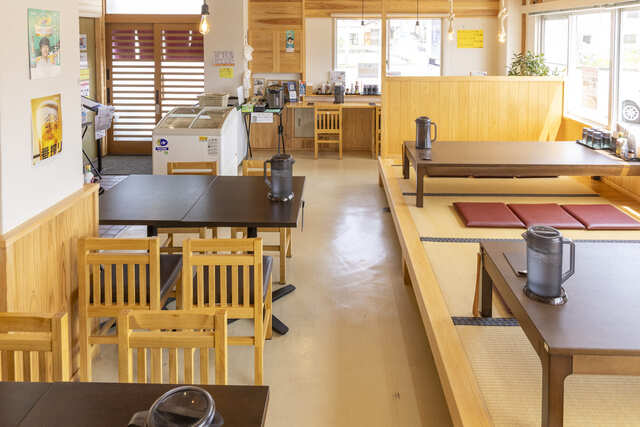 テーブル、小上がり、カウンターがあり1人からファミリーまで利用しやすいお店