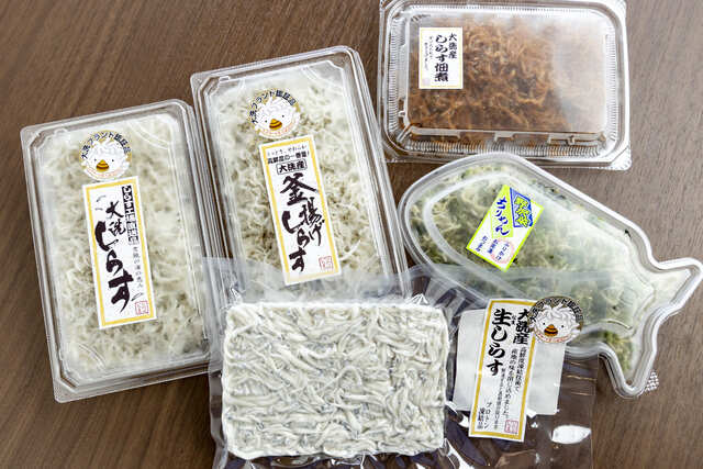 にんべんいちの加工品各種も販売中。自宅でもおいしいシラスを味わえます♪
