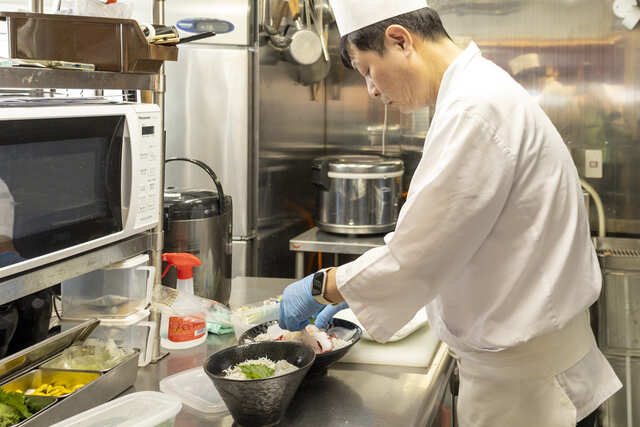 「茨城県産の素材もできる限り取り入れています」と話す料理長の青木さん