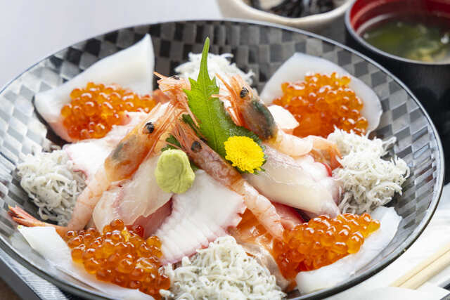 浜いち海鮮盛り3,800円。マグロ、いくら、エビ、サーモン、イカにこの日は大洗水揚げのヒラメとシラス！