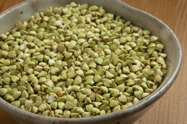 丸抜きの状態の蕎麦の実は鮮度を保つように遮光パックに入れ冷蔵庫で保管