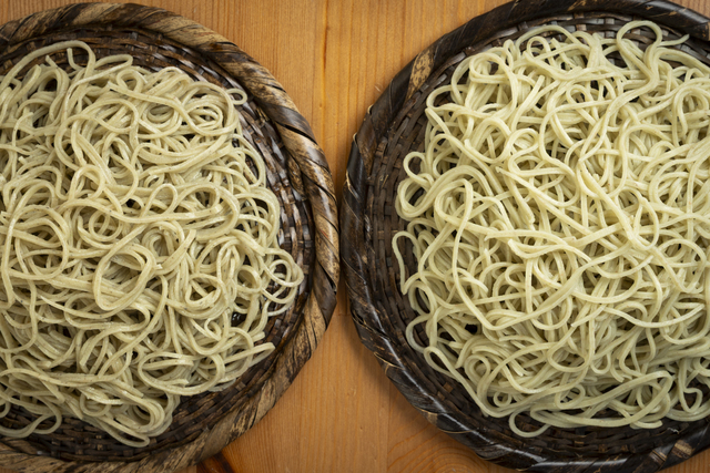 鬼皮が混じる【全粒】（左）と美しい緑色が映える【丸抜き】（右）から選択