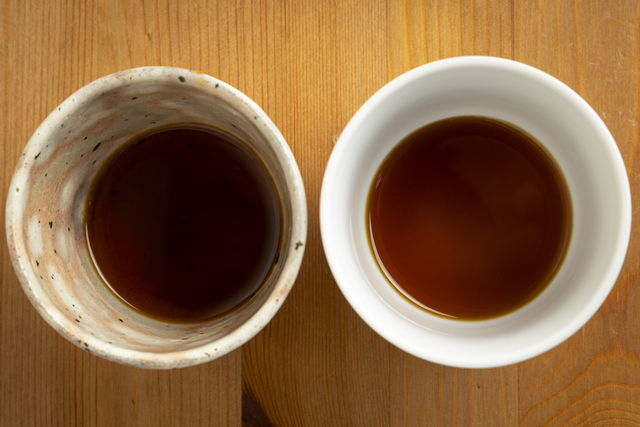 6種類の削り節を加えた汁（左）と美しい色味の本枯れ節一番出汁（右）を用意