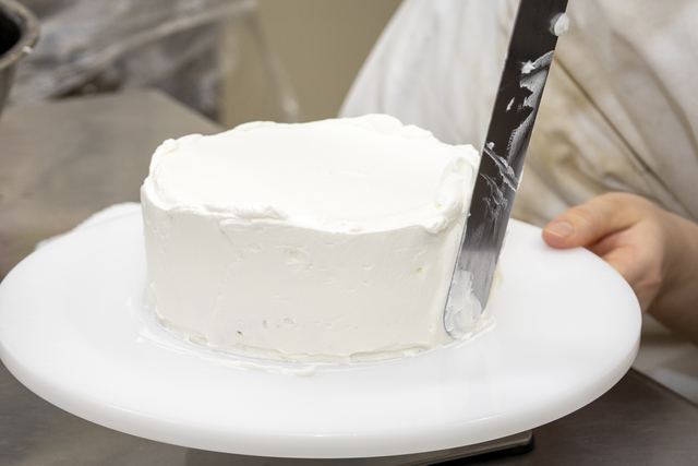 生クリームは、フルーツの甘さが引き立つように甘さを調整しています