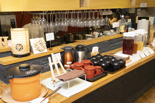 ランチタイムは、全てのセットメニューにわんこ常陸秋そば、健康スープ、ドリンク２品、プチデザートが付いています。