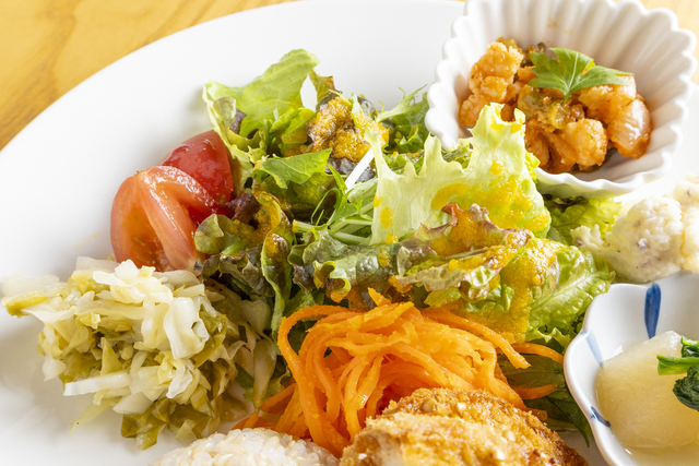 サラダのドレッシングやラぺに使われる有機にんじんは、程よい甘みとポリポリとした食感が魅力です。