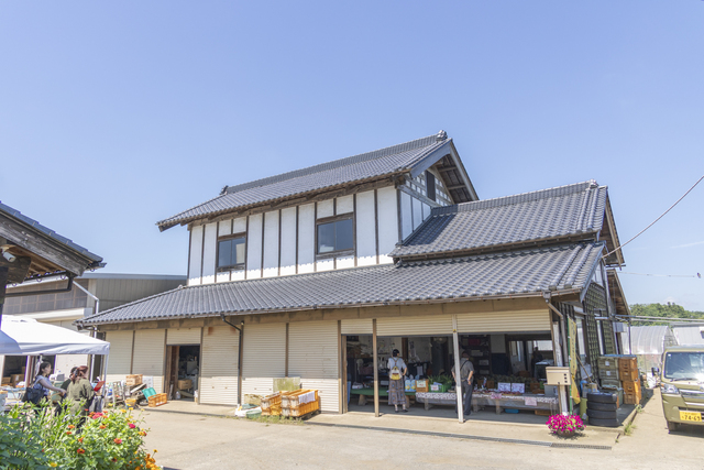 岩崎農園直売所。ゆくゆくはリニューアルも考えていると宏幸さん