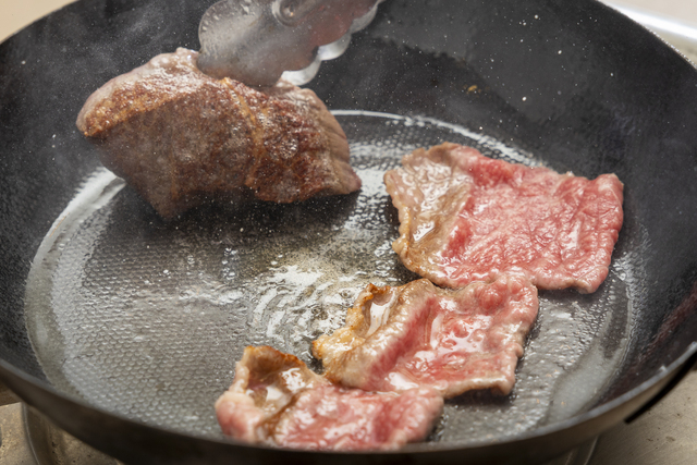 カリっと焼けた表面と立ちのぼる香りが食欲をそそります
