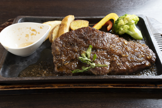 200gのミスジステーキは、肉好きにぜひ味わってほしい一皿