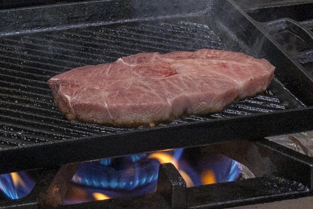 赤身と霜降りが絶妙なバランスのミスジ肉をグリルパンで一気に焼き上げます