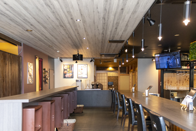 広々とした店内には、テーブル個室や掘りごたつ個室、宴会場、カウンター席などさまざまな席タイプをご利用いただけます