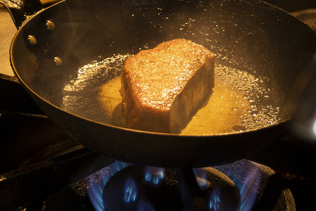 塩コショウ・ニンニクのみで味付けし、丁寧に焼きあげられています