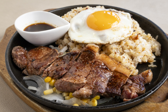 国産牛ステーキは、醤油ベースのソースでどうぞ