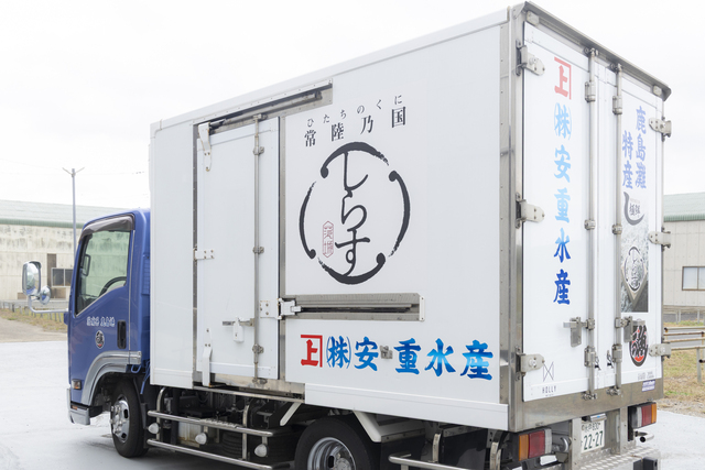 「常陸乃国しらす」のロゴを配した輸送冷凍車