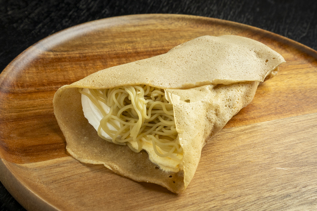 クレープに生クリーム、カスタード、メープルシロップ、栗100%モンブラン（別途トッピング）の全部乗せも♪