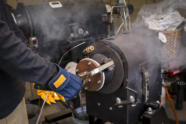 専用の焼き栗器を使い高圧＆高温で一気に加熱！艶のある黄金色の焼き上がり‼