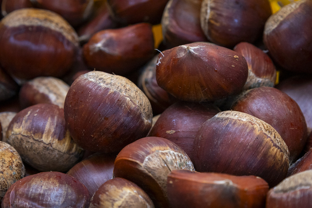 焼栗は品種、大きさ、熟成度、水分量など細かく選別してから焼き上げます