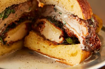 マルディグラ　奥久慈しゃものスパイシーフライバーガー、奥久慈しゃものスパイシーフライバーガー、とろけるミントチョコレートアイスクリーム