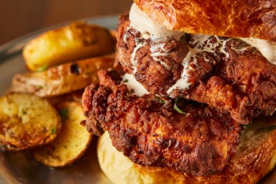 マルディグラ　奥久慈しゃものスパイシーフライバーガー、奥久慈しゃものスパイシーフライバーガー、とろけるミントチョコレートアイスクリーム