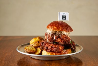 マルディグラ　奥久慈しゃものスパイシーフライバーガー、奥久慈しゃものスパイシーフライバーガー、とろけるミントチョコレートアイスクリーム