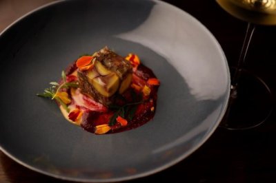 「鹿と飯沼栗のアスピック バター風味のマヨネーズソースとマリーゴールド」