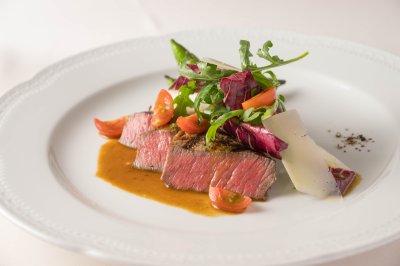 1 ピアットスズキ 常陸牛"煌"の網焼きシェリービネガーソース